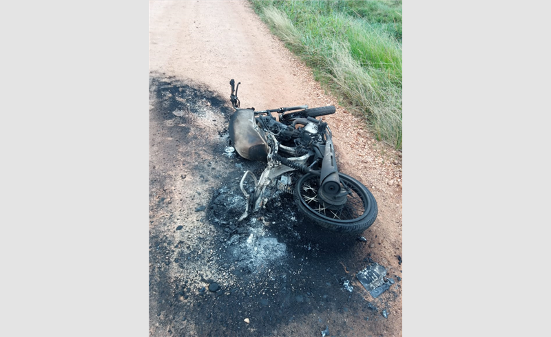 Motocicleta é  consumida pelo fogo na Rua Vicente Cardoso 