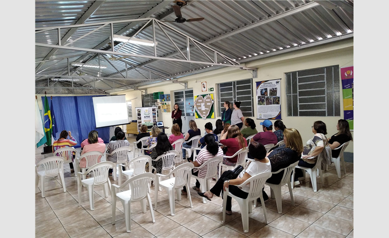 Palestra sobre desenvolvimento infantil e inclusão é realizada na Associação de Pais e Amigos dos Excepcionais (Apae) de Restinga Sêca