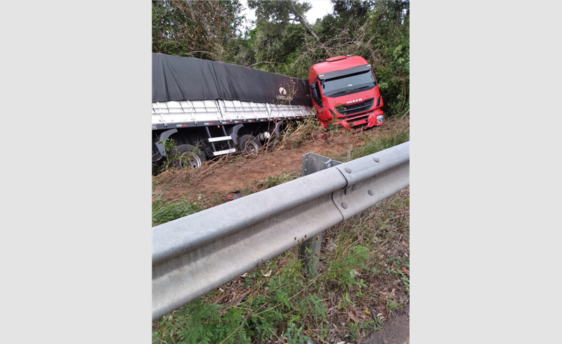 Caminhão sai da pista próximo a ponte do balneário Passo das Tunas. 