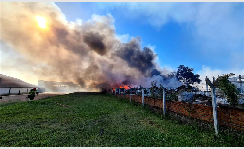 Corpo de Bombeiros de São Sepé realizou o controle de incêndio da Massa Falida da Alkaest e contou com apoio da Cotrisel