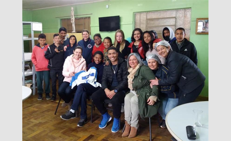 Jogador Tinga visita escola restinguense