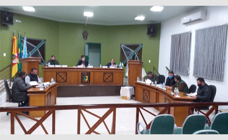 Sessão da Câmara aprova Projeto que autoriza a manter o pagamento mensal do contrato administrativo de prestação de serviço de transporte escolar diante da pandemia 