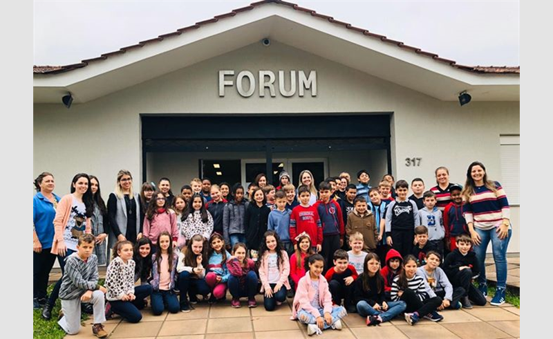 Alunos do quarto ano da E. E. E.F. Francisco Manoel fazem visita Fórum de Restinga Sêca