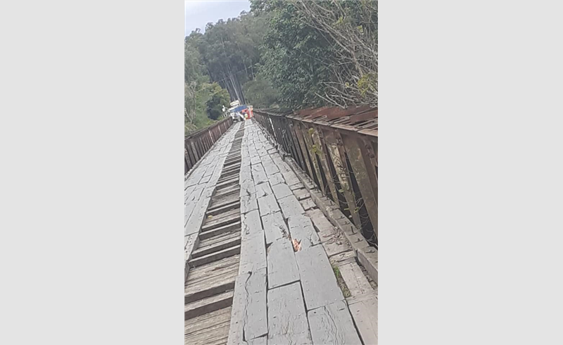 Troca das pranchas de madeira danificadas na Ponte das Tunas