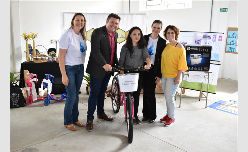 VIGIAGUA entrega premiações a alunos da rede municipal durante a 4° Feira do Livro da Escola Leonor Pires de Macedo