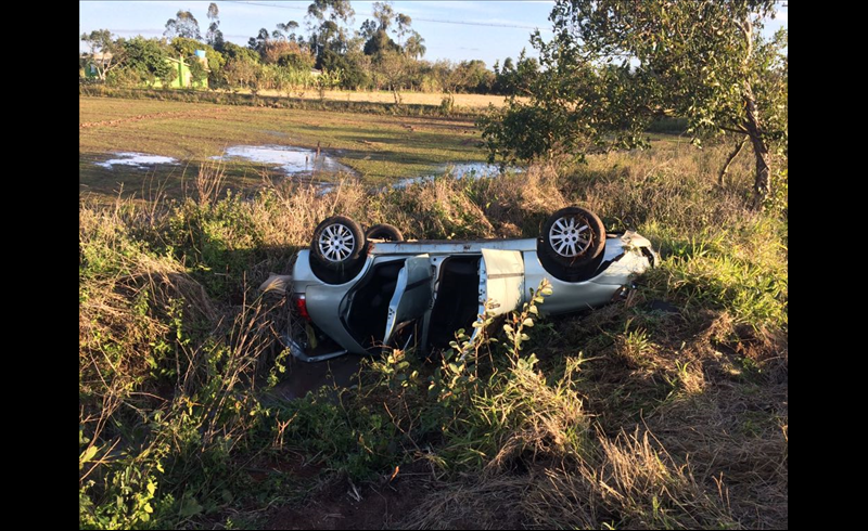 Capotamento em Vila Rosa deixa dois feridos