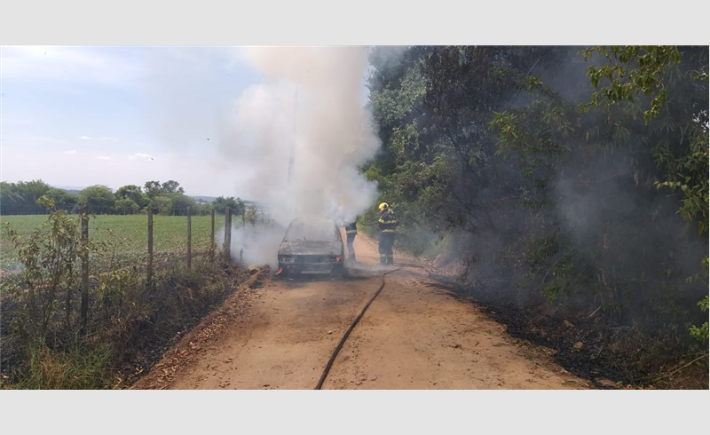 Incêndio destrói carro na localidade de Boqueirão da Estiva em Restinga Sêca