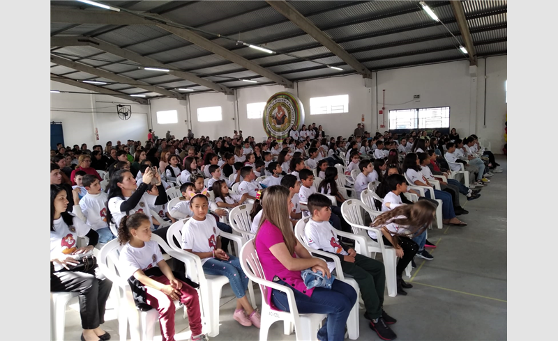 Formatura de turmas do Programa Educacional de Resistência às Drogas e à Violência (Proerd) reuniu diversas crianças e pais no Centro de Eventos