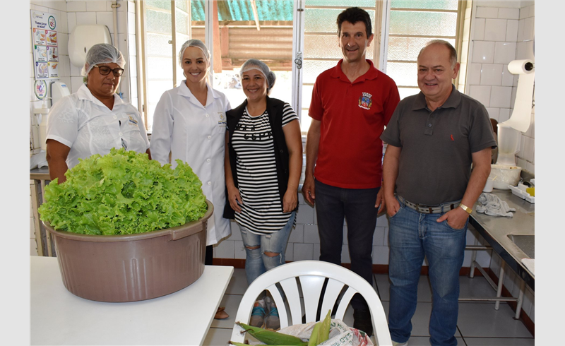 Hospital São Francisco e Casa do Idoso recebem alimentos do horto municipal