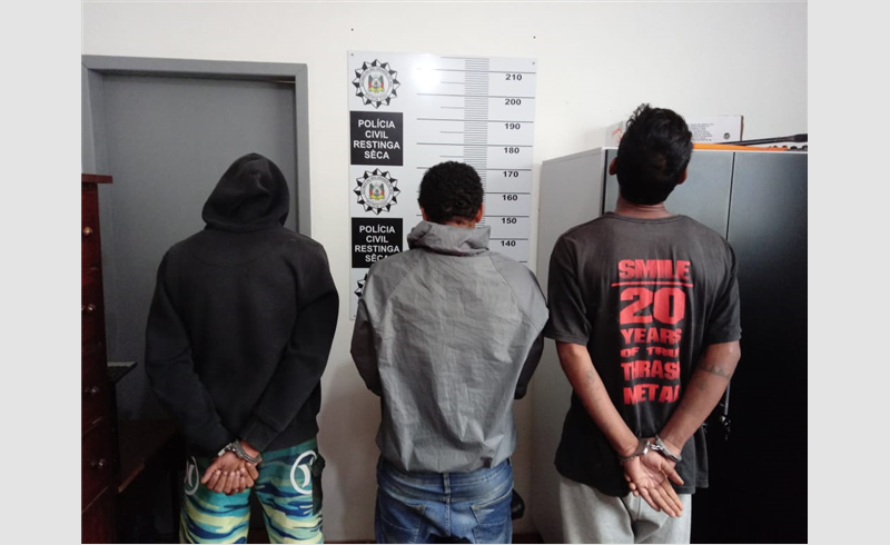 Presos suspeitos de participarem de assalto à farmácia em Restinga Sêca