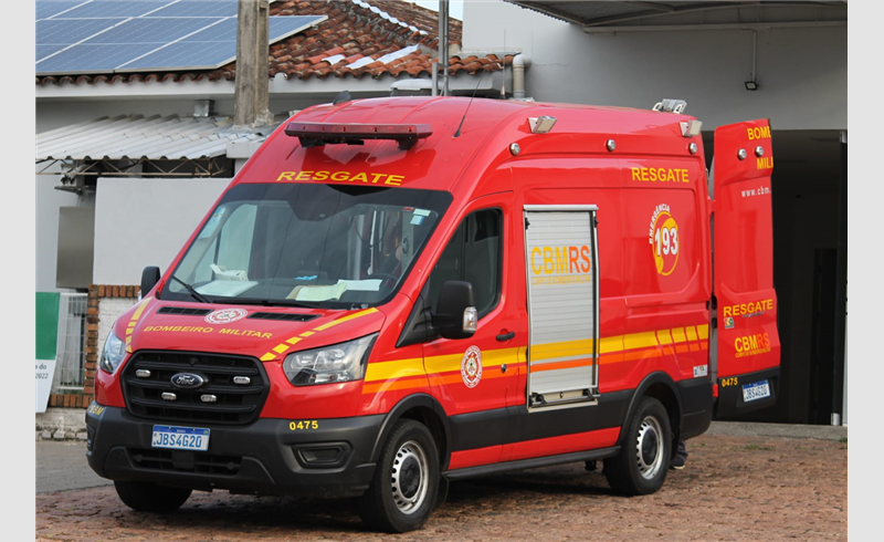 Bombeiros atendem ocorrência de queda de própria altura em Restinga Sêca.