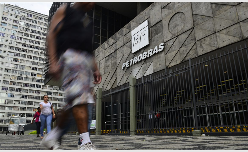 Preço médio da gasolina nas refinarias tem reajuste de 4%