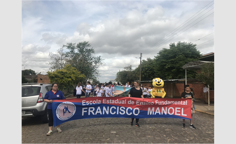 Alunos da Escola Francisco Manoel promovem caminhada em defesa ao meio ambiente