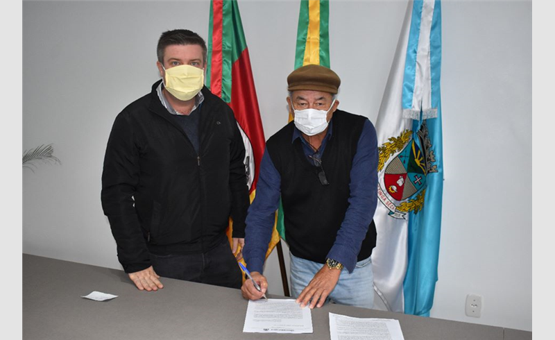 Assinados três contratos para obras de calçamento de ruas em Restinga Sêca 