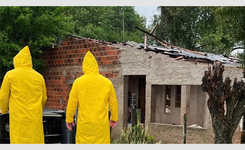 Temporal causa danos em telhados e deixa família desalojada em Restinga Sêca