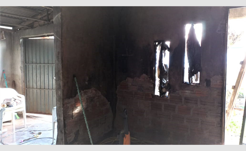 Família que teve casa queimada no incêndio na Vila Felin precisa de ajuda