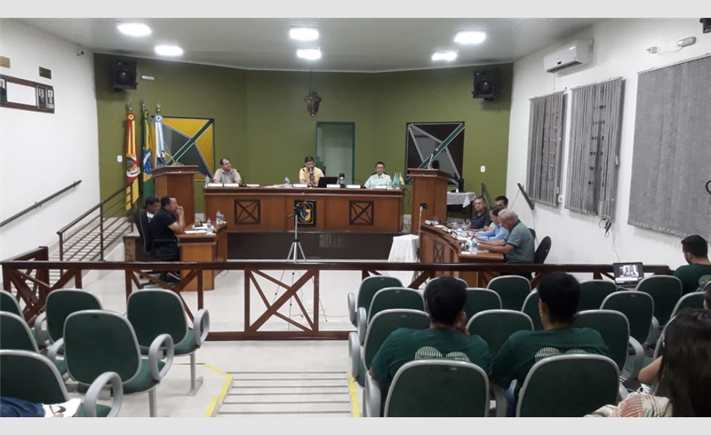 Sessão da Câmara aprova projetos de lei que repassa verba para castração de animais no município, de criação do Prêmio Aluno Destaque e concessão de uso de equipamentos agrícolas
