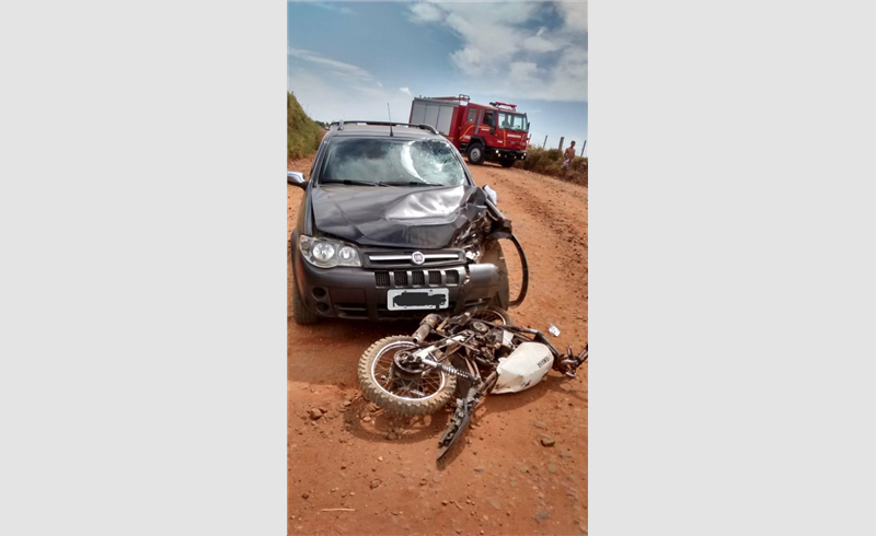Acidente entre carro e moto deixa ferido em Restinga Sêca