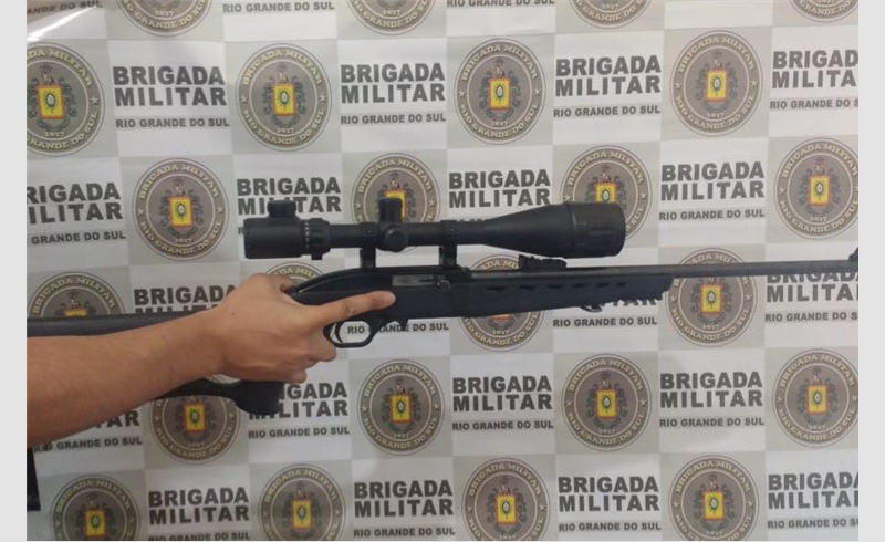 Jovem armado com rifle é preso na Av. Júlio de Castilhos