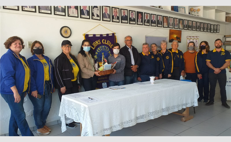 A.T. Anita Garibaldi recebeu um balaio de livros da Caposm através do Lions Clube Medianeira e o Lions Clube de Restinga  