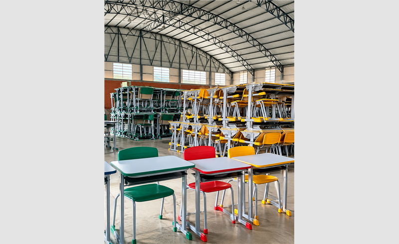 Rede Municipal de Ensino recebe novos conjuntos de classes e cadeiras