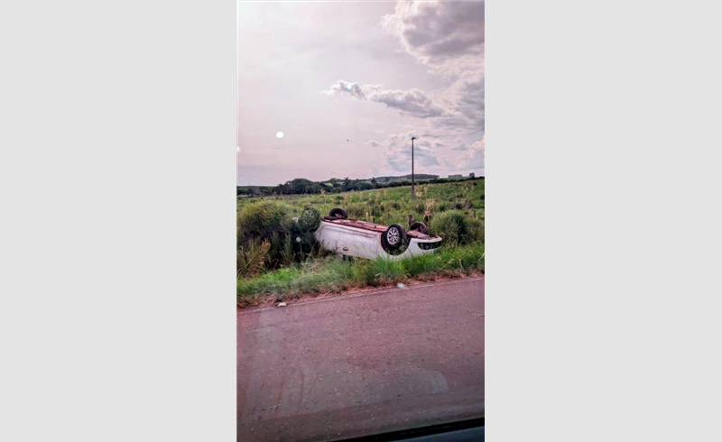 Veículo sai da pista e capota na ERS-149, próximo ao Balneário das Tunas.