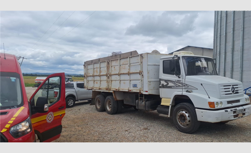 Trabalhador fica ferido após cair de caminhão no interior de Formigueiro e é socorrido pelos Bombeiros