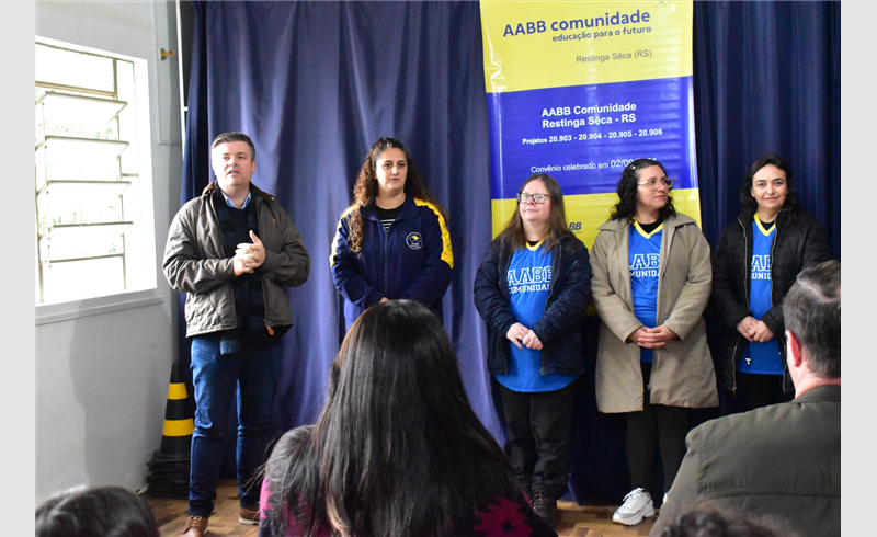 Alunos da EMEF Leonor Pires de Macedo recebem kits do programa AABB Comunidade