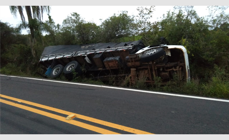 Caminhão tomba na ERS -149 na localidade de Rosinha