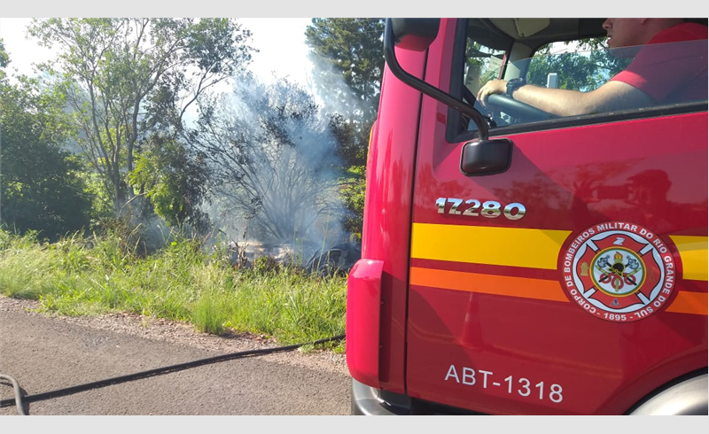 Carro pega fogo em acidente de trânsito na RSC- 287, na localidade de São Sebastião, em Restinga Sêca