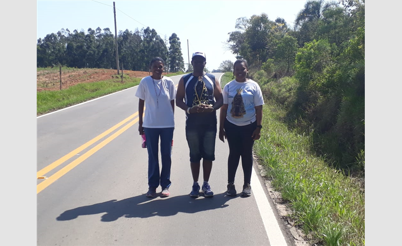 Por promessa, atleta Marcia Cavalheiro e familiares fazem o percurso de 13km em homenagem a N.S. Aparecida  a pé