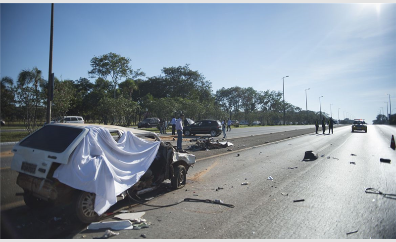 Em 2021, 5 mil pessoas morreram em 64 mil acidentes de carro