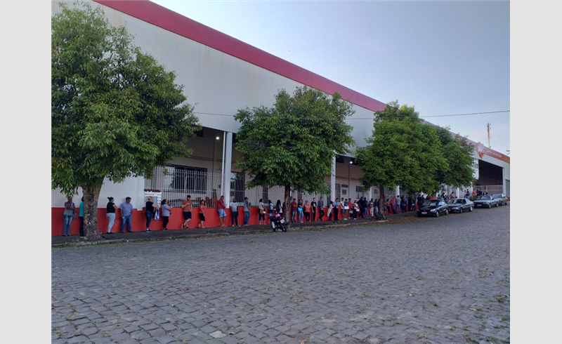 A fila  já é grande para entrega de currículos na filial de supermercado em Restinga Sêca.
