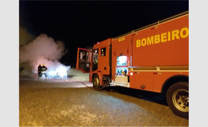 Bombeiros controlam incêndio em veículo nesta madrugada