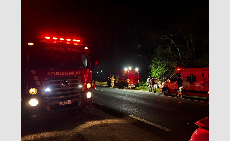 Corpo de Bombeiros Militar do Rio Grande do Sul, atende um sinistro de trânsito.