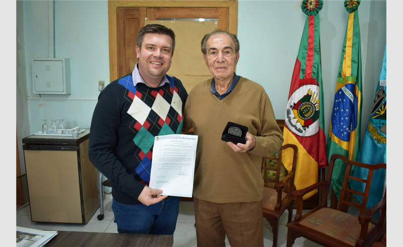 Professor Protógenes recebe medalha comemorativa aos 60 anos do município