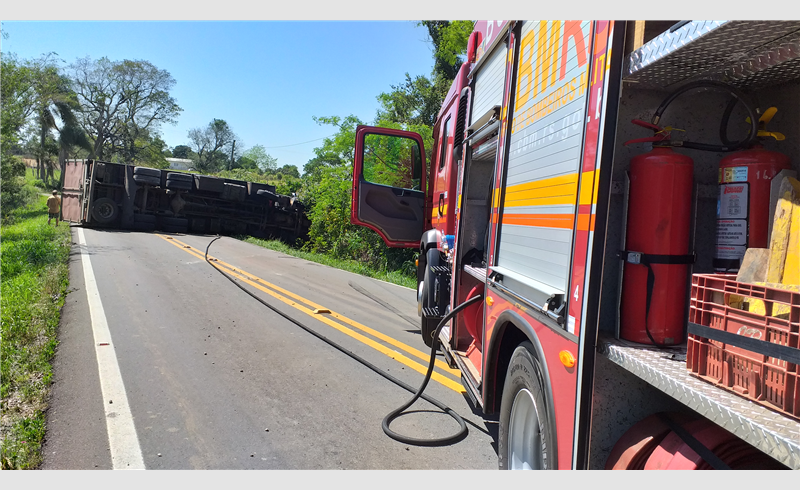 Caminhão tomba na ERS -149 na localidade de Rosinha, em Restinga Sêca