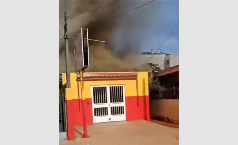 Fogo atinge sorveteria no bairro Camobi, em Santa Maria