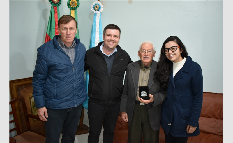 Nonagenário recebe medalha dos 60 Anos de Restinga Sêca por reconhecimento e representatividade no município