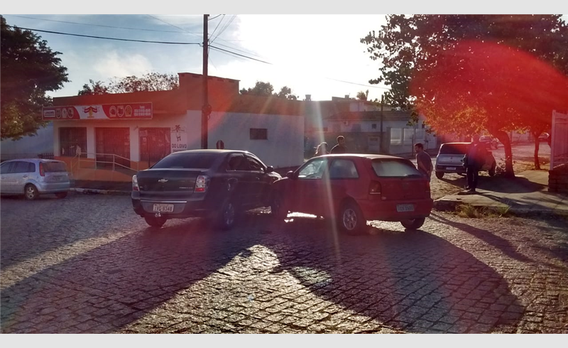 Acidente de trânsito envolve dois veículos na Avenida Júlio de Castilhos