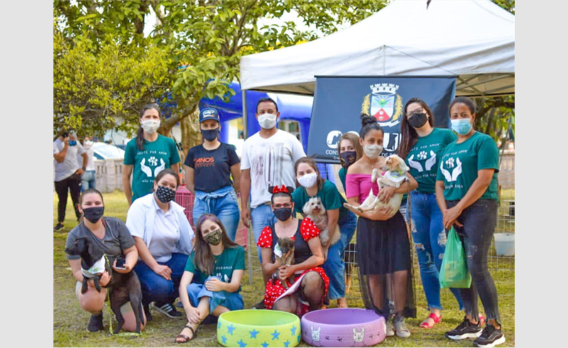 Três adotados e mais de 100  kg de ração doados na Feira de AdoCÃO do Focinhos de Restinga 