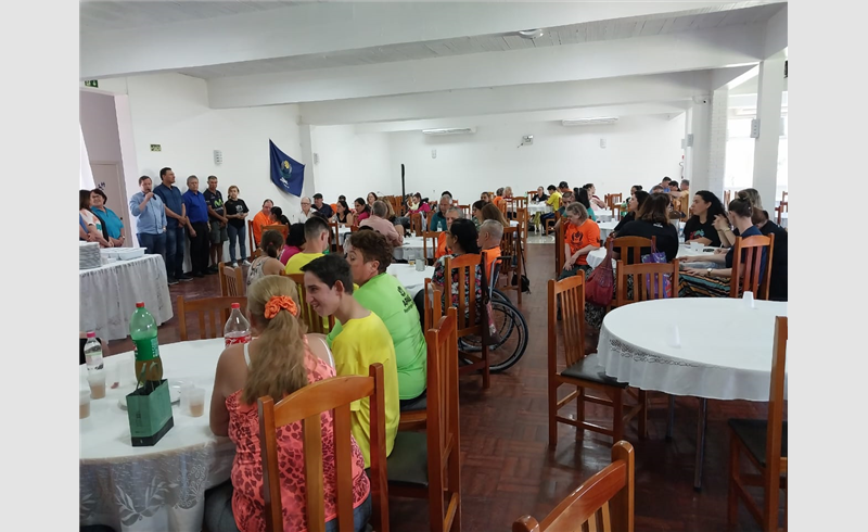 Almoço de integração da Apae com a Casa do Idoso Marino Lovatto é mais uma atividade da 22ª Semana da Câmara de Vereadores