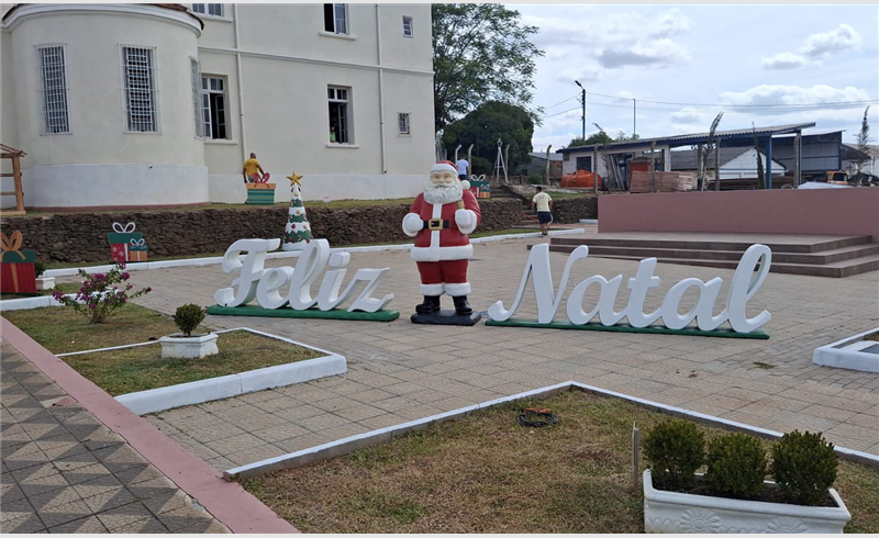 Restinga Sêca já vive o clima do Natal com decoração na esplanada do prédio Miguel de Patta