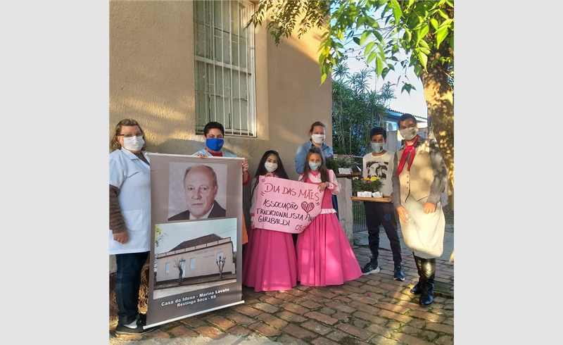 AT Anita Garibaldi de Restinga Sêca entregou mudas de flores na Casa do Idoso e no  Lar São José. 