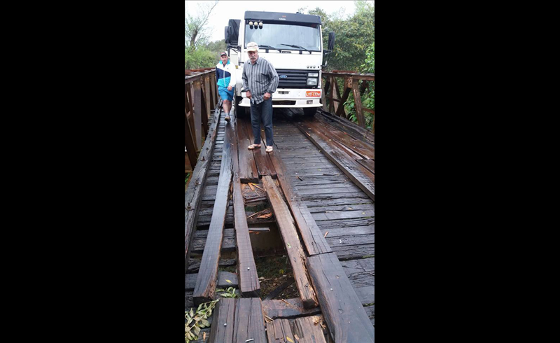 Caminhão fica preso na ponte das Tunas