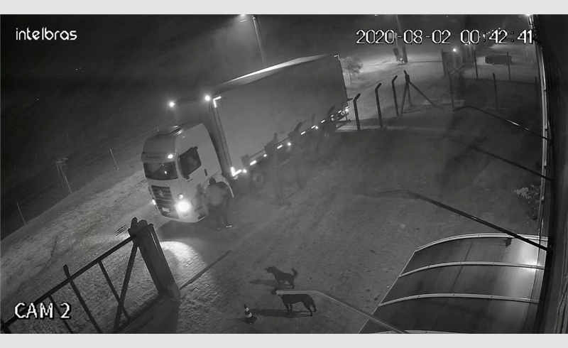 VÍDEO: Imagens mostram criminosos carregando caminhão com televisores furtados de depósito no Recanto Maestro