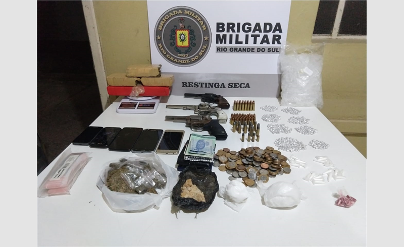 Duas pessoas são presas por tráfico de drogas na Vila Progresso