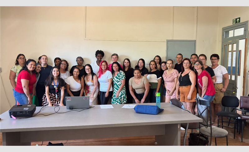 Serventes da Rede Municipal participam de encontro formativo sobre boas práticas nas escolas