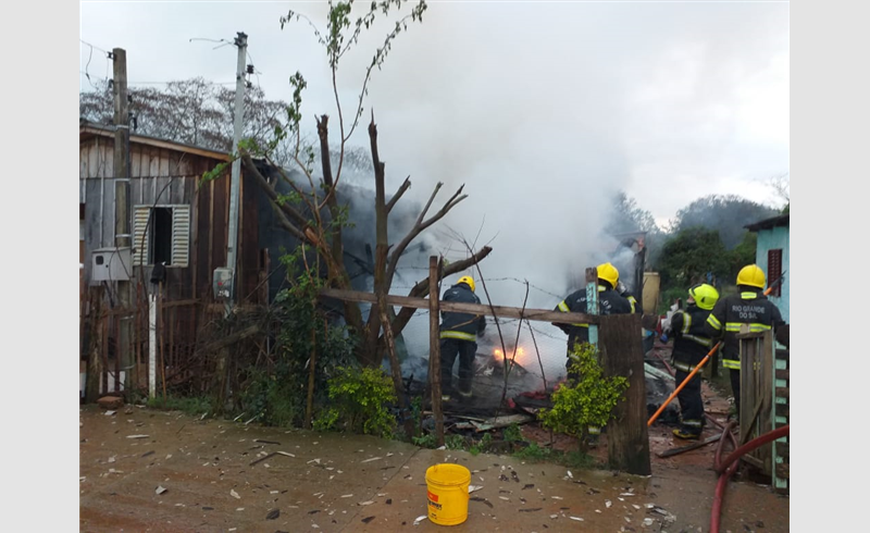 Incêndio destrói casa no bairro São Luiz próximo a ponte que dá acesso a Vila Pelizaro