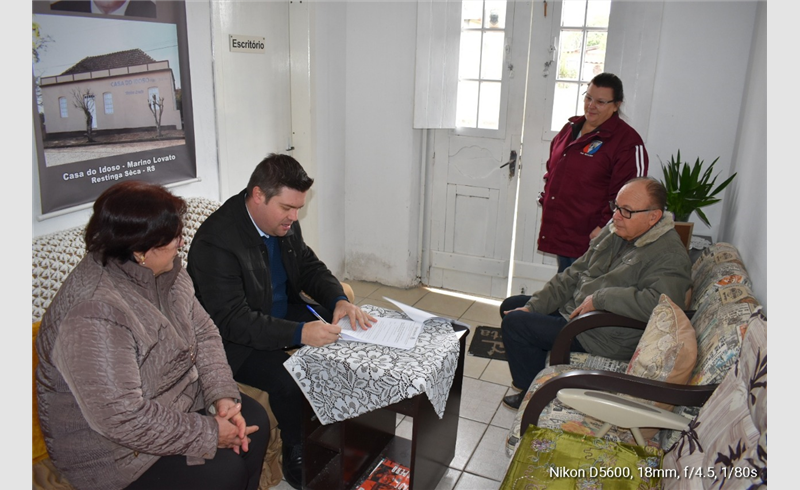 Contrato que autoriza repasse do Município à Casa do Idoso é assinado